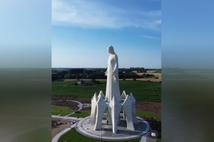 Estátua da Virgem Maria tem 40,6 metros de altura (Imagem: Instagram/Reprodução)