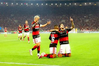 Arrascaeta e Pedro comemoram gol de Samuel Lino que deu a vitória ao Flamengo (Foto: Adriano Fontes / CRF)