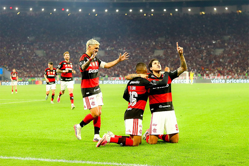Arrascaeta e Pedro comemoram gol de Samuel Lino que deu a vitória ao Flamengo (Foto: Adriano Fontes / CRF)