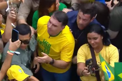 Flávio Bolsonaro ao chegar em trio elétrico em Copacabana: coleta a prova de balas (Imagem: YouTube/Reprodução)