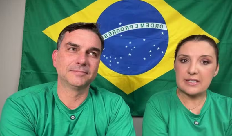 Flávio Bolsonaro e Daniella Marques: posição contrária ao debate sobre fim da escala 6x1 (Imagem: YouTube/Reprodução)
