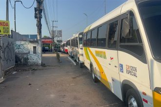 Micro-ônibus do transporte especial de trabalhadores parados na zona leste de Manaus: greve afetou indústrias e creches (Foto: WhatsApp/Reprodução)