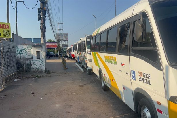 Micro-ônibus do transporte especial de trabalhadores parados na zona leste de Manaus: greve afetou indústrias e creches (Foto: WhatsApp/Reprodução)