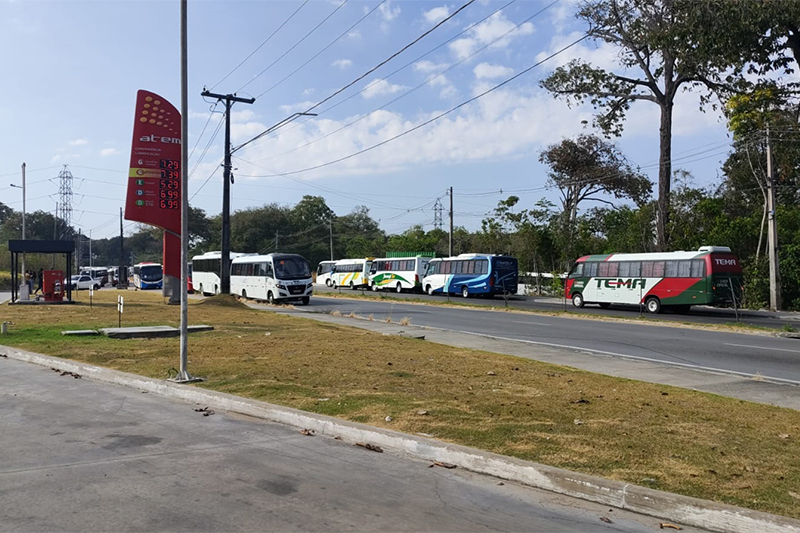 Motoristas pararam micro-ônibus em locais estratégicos que dificultou acesso ao trabalho (Foto: WhatsApp/Reprodução)