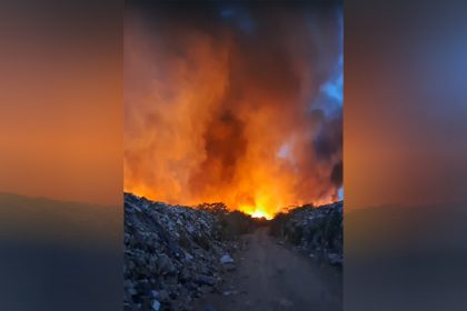 Incêndio em lixão dura 18 horas e combate ao fogo é complexo, afirma o Corpo de Bombeiros Imagem: WhatsApp/Reprodução)