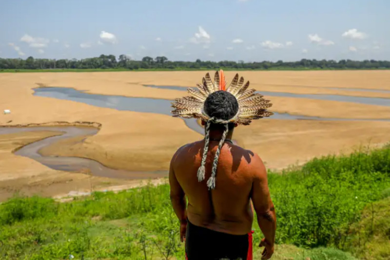 Indígena observa leito seco do Rio Amazonas em Tefé em 2024: (Foto: Alex Pazuello/Gov. AM/Secom)