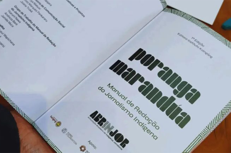 Manual de jornalismo em linguagem indígena (Foto: Abrinjor/Divulgação)
