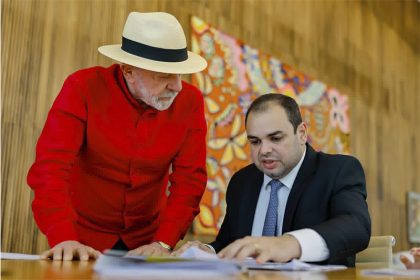 Presidente Lula com o governador Roberto Cidade: pedido de ajuda para enfrentar a seca (Foto: Assessoria/Divulgação)