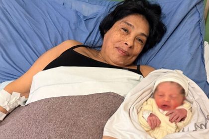 Mabel com o filho David: mãe pela primeira vez aos 62 anos de idade (Imagem: Instagram/Reprodução)