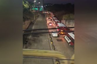 Paralisação de micro-ônibus começou por volta das 3h48 em Manaus (Imagem: WhatsApp/Reprodução)