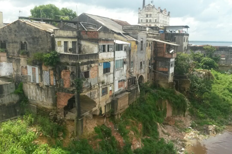 Parte do porão da casa havia desabado (Foto: Divulgação/Implurb)