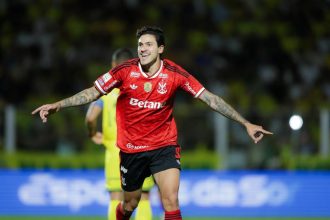 Pedro marcou na goleada do Flamengo, que encostou no Palmeiras (Foto: Givan de Souza/CRF)