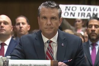 Secretário de Defesa Pete Hegseth defende fim do Tribunal Penal Internacional (IMagem: Globo News/YouTube)