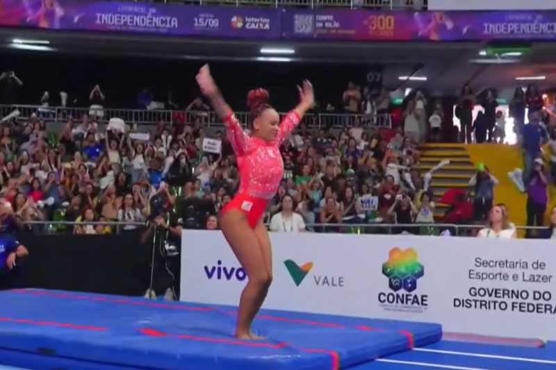 Rebeca Andrade executou salto perfeito e obteve maior nota para o exercício este ano (Imagem: GE/YouTube/Reprodução)
