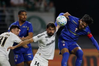 Disputa de bola em lance de jogo: Palmeiras superou o Santos (Foto: Cesar Greco/Palmeiras/by Canon)
