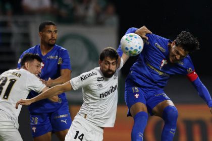 Disputa de bola em lance de jogo: Palmeiras superou o Santos (Foto: Cesar Greco/Palmeiras/by Canon)