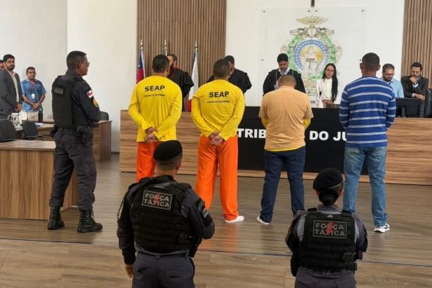 Os réus Fabrício Duarte Araújo e Rômulo Brasil da Costa (de amarelo e laranja) foram condenados pelo júri (Foto: Carlos de Souza/TJAM)
