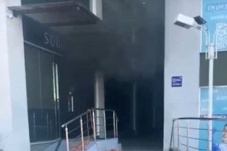 O fogo foi registrado em um restaurante e bar no bairro Parque Dez, zona centro-sul de Manaus (Foto: WhatsApp/reprodução)