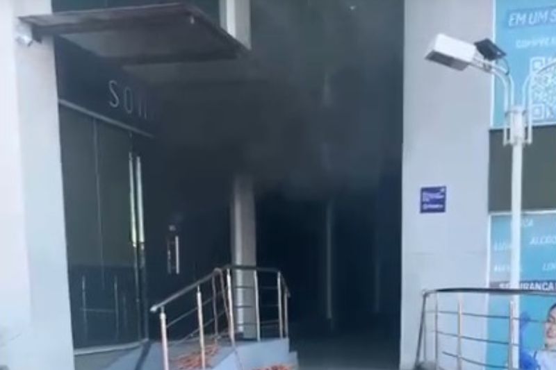O fogo foi registrado em um restaurante e bar no bairro Parque Dez, zona centro-sul de Manaus (Foto: WhatsApp/reprodução)