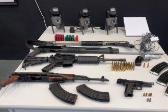 Fuziz, escopetas e pistas foram apreendidas pela polícia na Operação Visão Noturna (Foto: Divulgação)