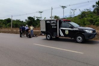 O cadáver foi encontrado na AM-070, próximo ao Clube de Tiro do Amazonas (Foto: WhatsApp/reprodução)