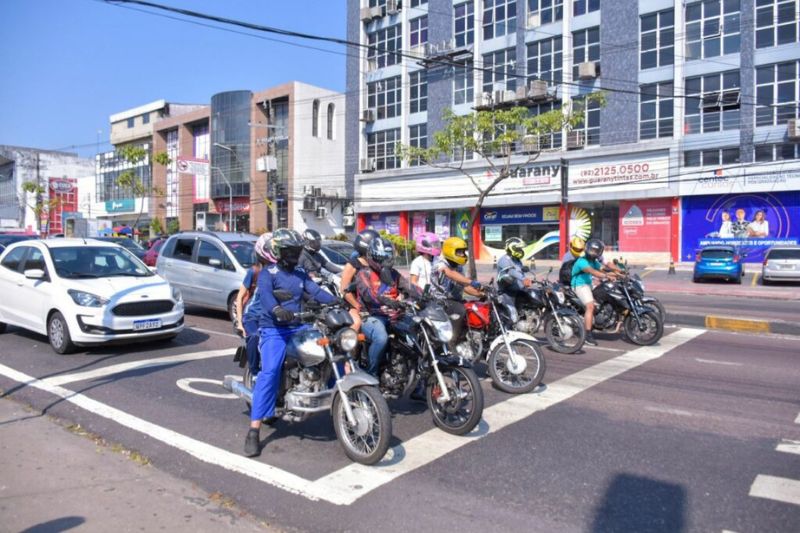 Desde 2025, o país emplaca mais motocicletas do que carros (Foto: Divulgação)
