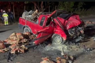 Segundo o Corpo de Bombeiros, o carro seguia em direção a Manaus quando bateu na lateral da carreta