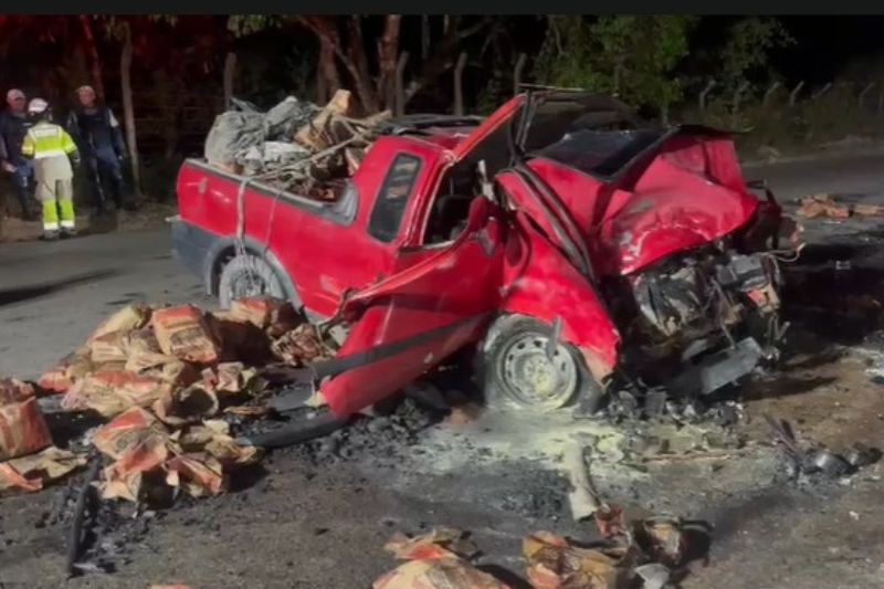 Segundo o Corpo de Bombeiros, o carro seguia em direção a Manaus quando bateu na lateral da carreta