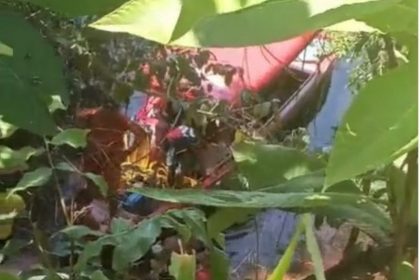 O corpo foi resgatado nesta segunda-feira (3) por bombeiros militares (Foto: WhatsApp/reprodução)