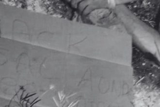 Perto da vítima, foi encontrado um pedaço de papelão com a frase "Jack é sal" (Foto: WhatsApp/reprodução)