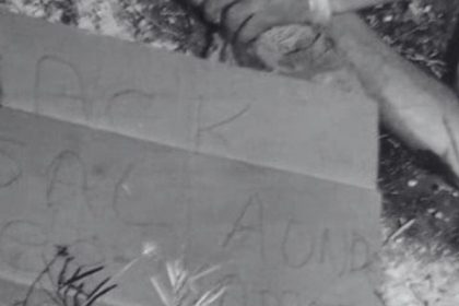 Perto da vítima, foi encontrado um pedaço de papelão com a frase "Jack é sal" (Foto: WhatsApp/reprodução)
