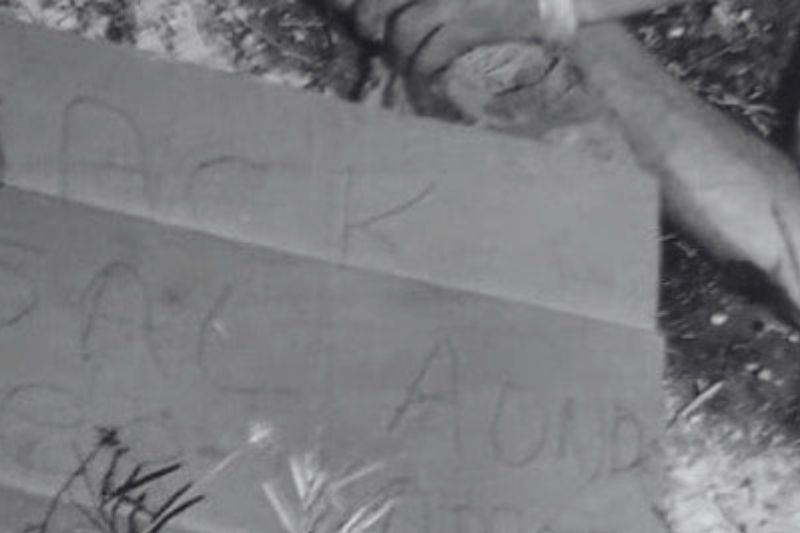 Perto da vítima, foi encontrado um pedaço de papelão com a frase "Jack é sal" (Foto: WhatsApp/reprodução)