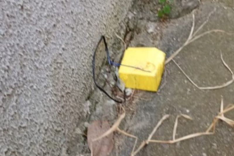 O síndico do condomínio acionou a polícia ao notar o objeto suspeito (Foto: WhatsApp/reprodução)