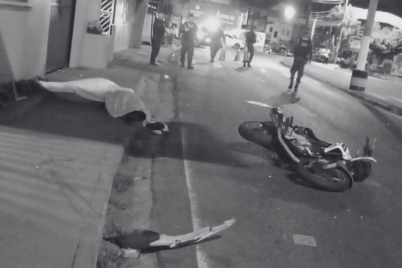 O homem, não identificado, não resistiu aos ferimentos e morreu na Avenida Maceió (Foto: WhatsApp/reprodução)
