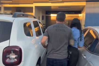 Delegado Cícero Túlio conduz uma das duas suspeitas que foram presas (Foto: WhatsApp/reprodução)