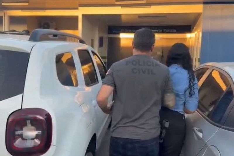 Delegado Cícero Túlio conduz uma das duas suspeitas que foram presas (Foto: WhatsApp/reprodução)