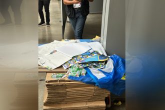 Material gráfico de campanha eleitoral foi exibido na Delegacia-Geral (Foto: Divulgação)