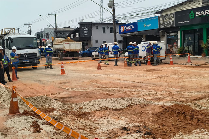Concessionária consertou a adutora, mas retorno da água em alguns bairros deve ocorrer em 48 horas (Foto: Águas de Manaus/Divulgação)