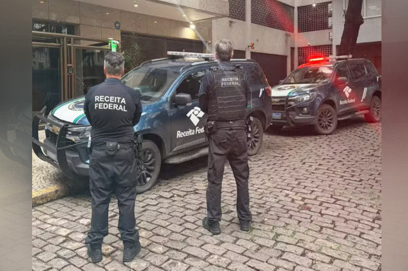 Agentes da PF e da Receita Federal em casa de investigado (Foto: PF/Divulgação)