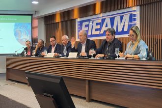 Aloizio Mercadante (centro) com empresários na Fieam: mais investimentos do BNDES no Amazonas (Foto: Fieam/Divulgação)