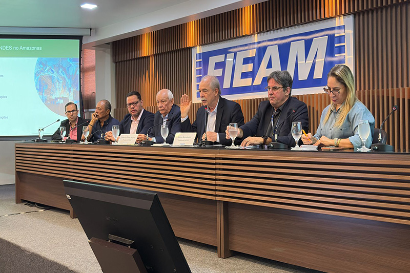 Aloizio Mercadante (centro) com empresários na Fieam: mais investimentos do BNDES no Amazonas (Foto: Fieam/Divulgação)