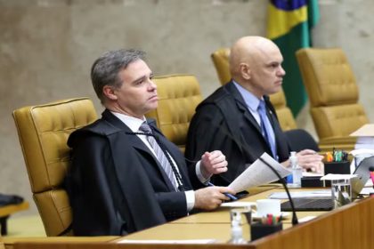 André Mendonça e Alexandre de Moraes, que pediu investigação contra o colega no inquérito das fake news (Foto: Gustavo Moreno/STF)