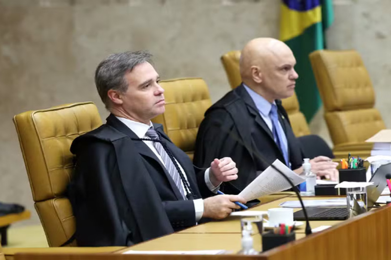 André Mendonça e Alexandre de Moraes, que pediu investigação contra o colega no inquérito das fake news (Foto: Gustavo Moreno/STF)