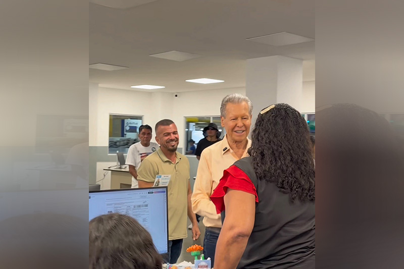 Arthur Vírgilio cumprimentou trabalhadores em visita à fabrica PAM Plásticos (Foto: Assessoria/Divulgação)