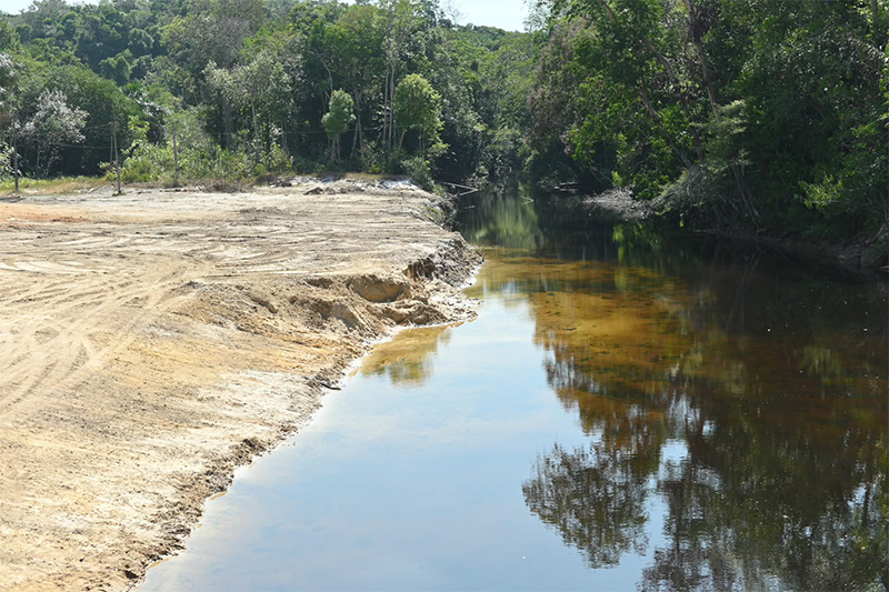 Despejo de barro e areia diminuiu curso de rio (Foto: Ipaam/Divulgação)