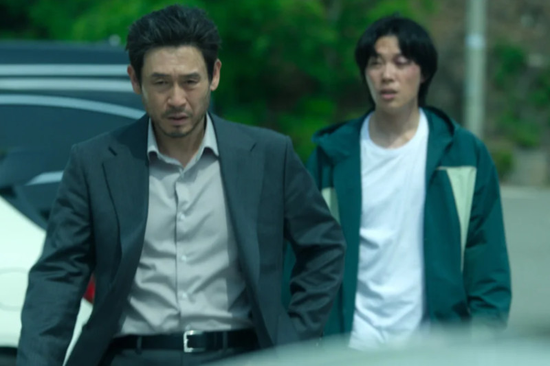 Sul Kyung-gu e Ryu Jun-yeol em cena de ‘O Rato’: crítica sobre os riscos da tecnologia digital (Imagem: Netflix/Reprodução)