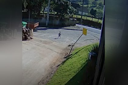 Câmera de mnitoramento regiustro momento em que bebê caminha pela rua (Imagem: Reprodução/WhatsApp)