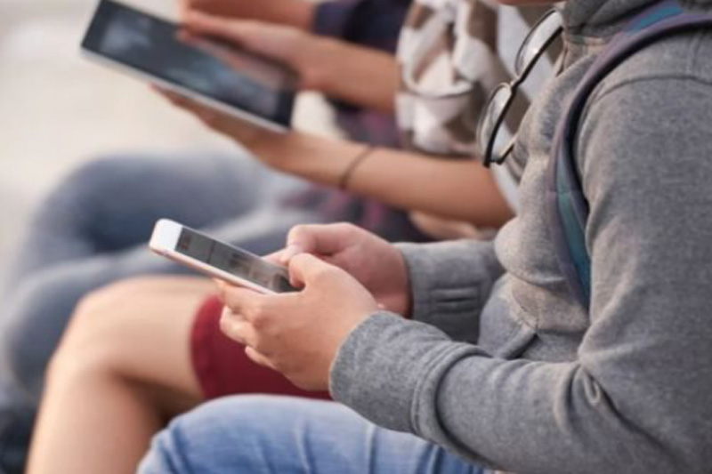 Estudantes com celular: apostas afetam ensino superior privado, mostra estudo (Foto: Divulgação)