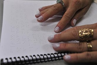 Pessoa com deficiência visual lê em Braile: IBGE identifica taxa de analfabetismo (Foto: Marcello Casal Jr./ABr)