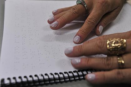 Pessoa com deficiência visual lê em Braile: IBGE identifica taxa de analfabetismo (Foto: Marcello Casal Jr./ABr)